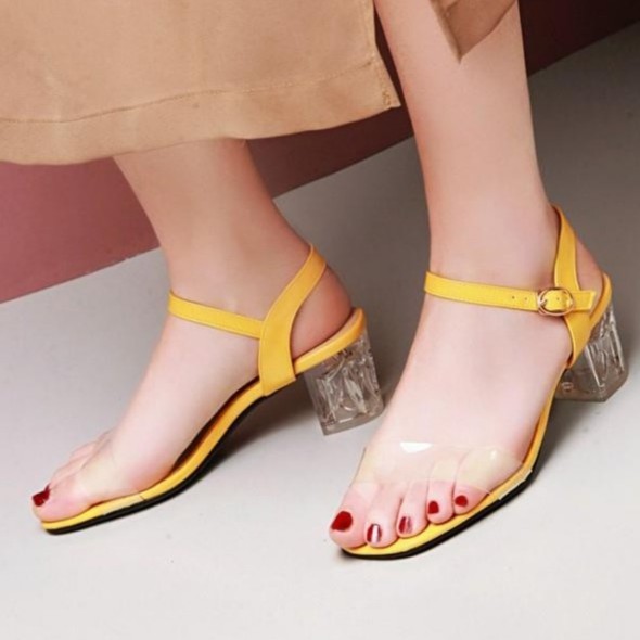 Giaỳ sandal  quai trong gót vuông 5 phân màu trắng size nhỏ 31 32 33 34