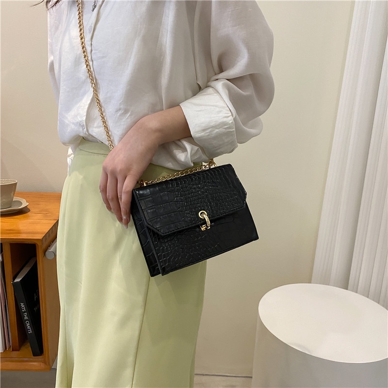 Túi đeo chéo JASMIN NOIR họa tiết da cá sấu phối dây xích dành cho nữ