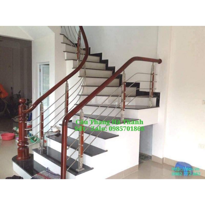 Cầu thang inox tay vịn gỗ