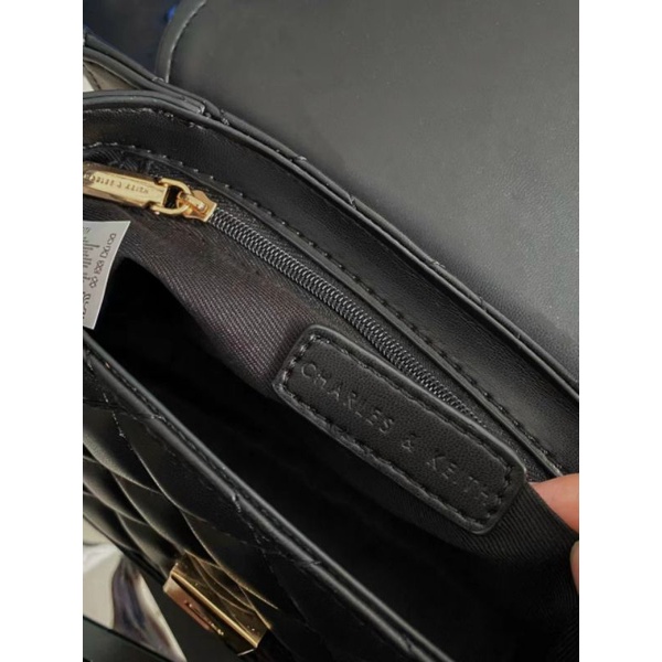 Túi Charles Keith* CNK da mềm chần ô, xích tháo rời được