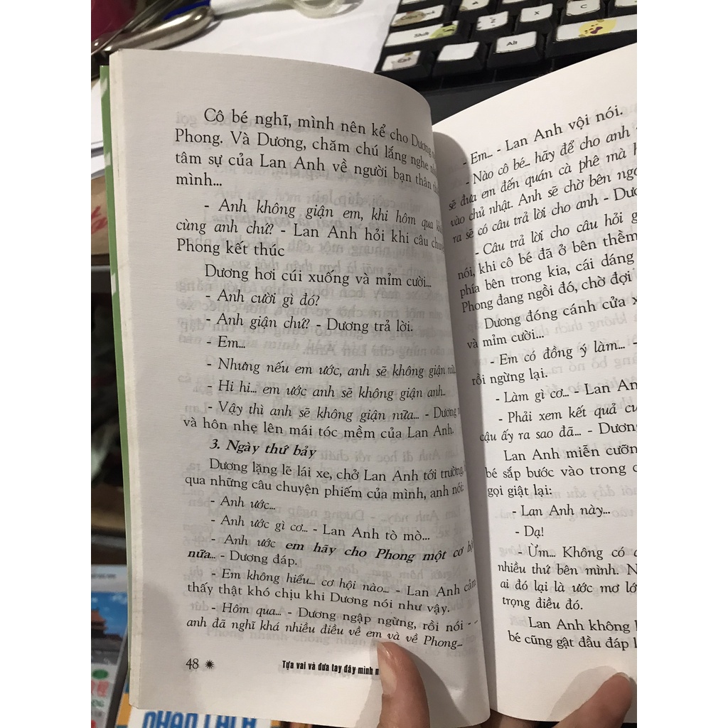 Sách - Tựa vài và đưa tay đây mình nắm