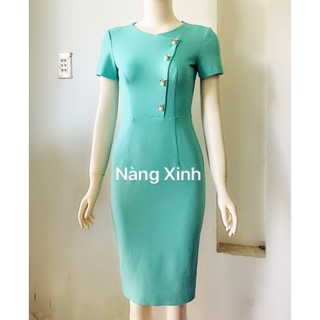 Đầm công sở bút chì cài chồm, đính nút kiểu trang trí