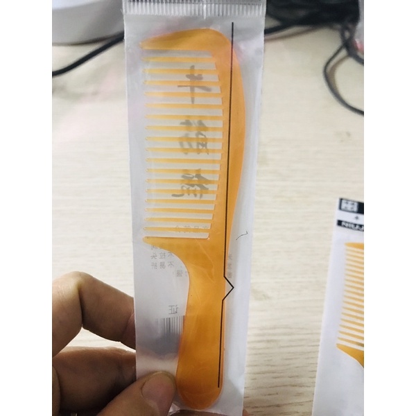 Lược mini bỏ túi tiện lợi mang đi chơi đi làm.