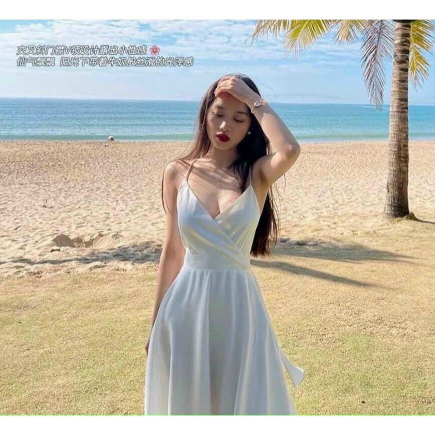 ĐẦM MAXI TRẮNG LƯNG DÂY ĐAN PHÍA SAU CỘT NƠ TÔNG EO THÍCH HỢP CHỤP HÌNH Ở BIỂN, NGOẠI CẢNH, FORM DÀI, CHẤT LỤA MỊN
