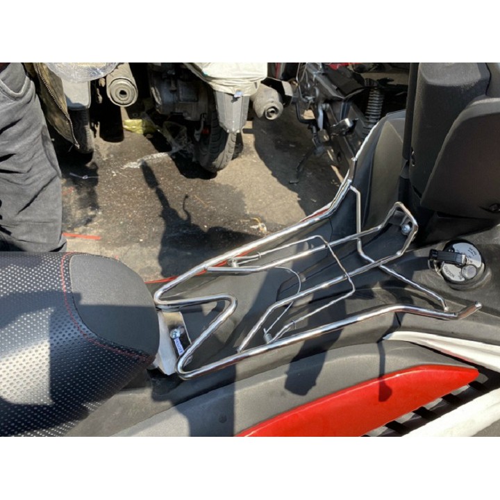 Baga giữa INOX gắn EXCITER 155 2021 có móc treo hai bên tiện lợi mẫu 2