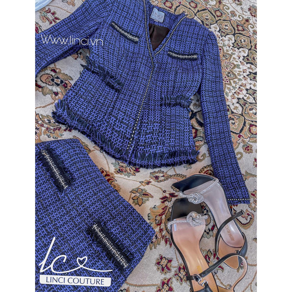 Set cici màu xanh dương viền đen, áo dáng croptop và chân váy cạp cao dáng ôm nhẹ