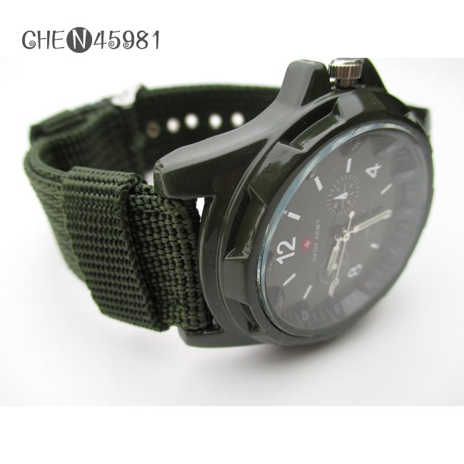 Đồng hồ kim với dây đeo vải xanh lá phong cách Swiss