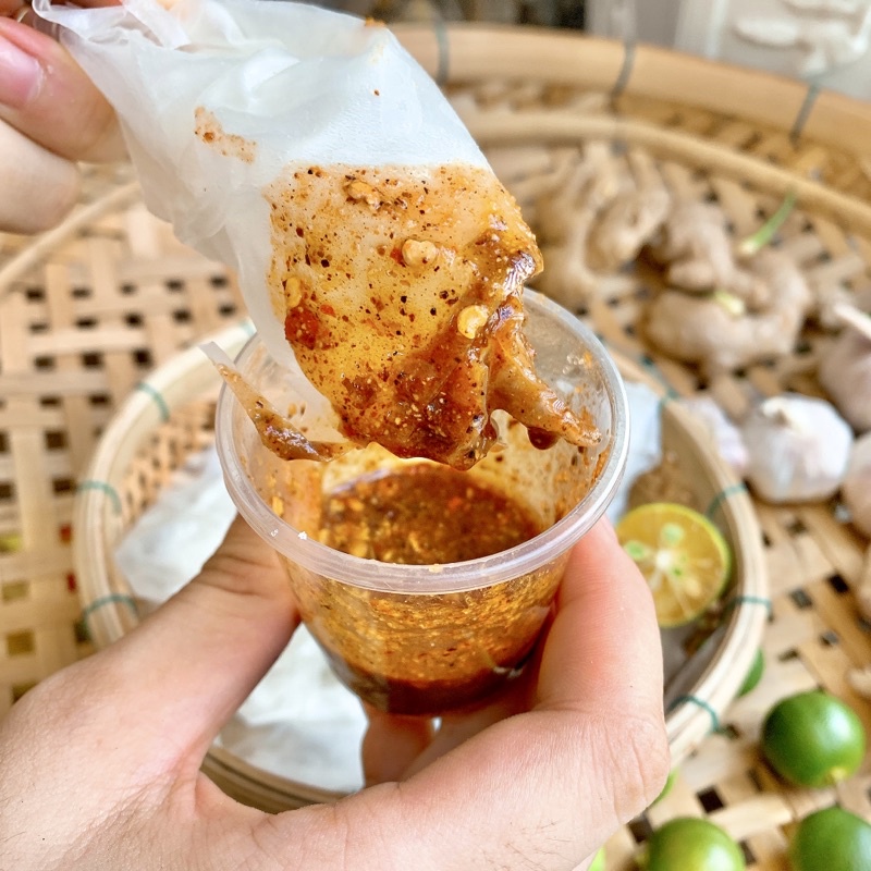 Bánh tráng rìa phơi sương chấm sốt muối ớt Mạnh Hùng