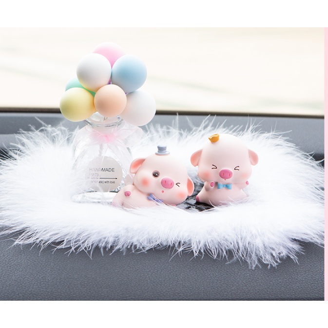 Chú heo đội mũ trang trí táp lô xe ô tô