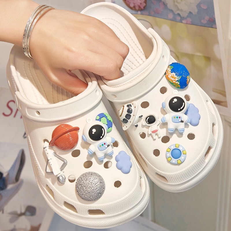 Dép Cross Đế Cao 6cm Gắn Kèm Sticker Siêu Xinh, Dép Crocs Nam Nữ Siêu Nhẹ Đi Mưa 2022
