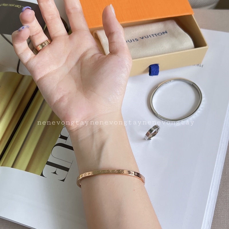 Nhẫn đôi L V hoạ tiết khắc tên theo yêu cầu cho nam nữ