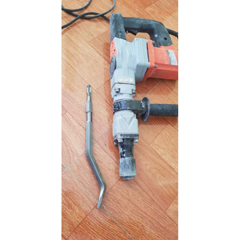 Đục chặt dây đồng.