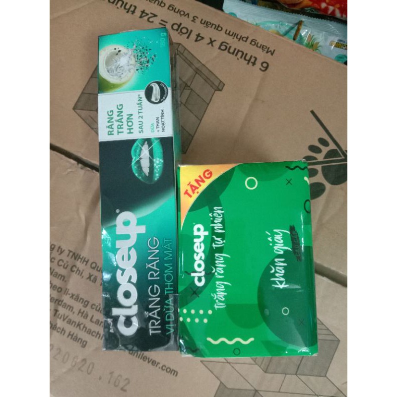 Kem đánh răng Closeup vị dừa tặng khăn giâý