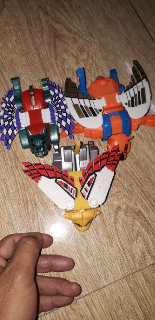 Một mô hình linh thú lắp ráp biến thành robot bằng nhựa