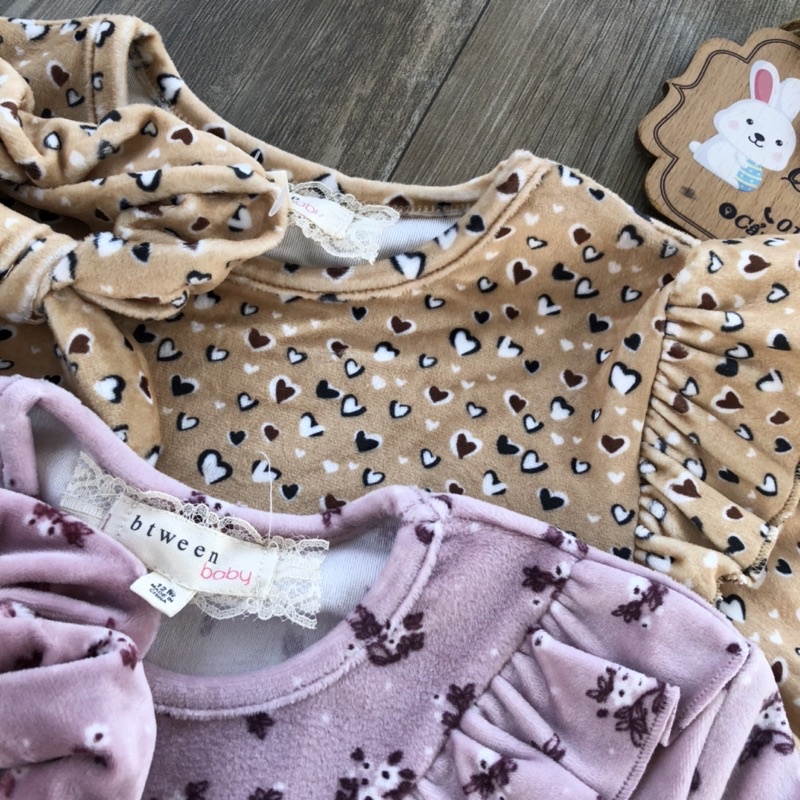 Bộ nỉ nhung BTWEEN bé gái xuất dư mềm mại màu hồng vàng