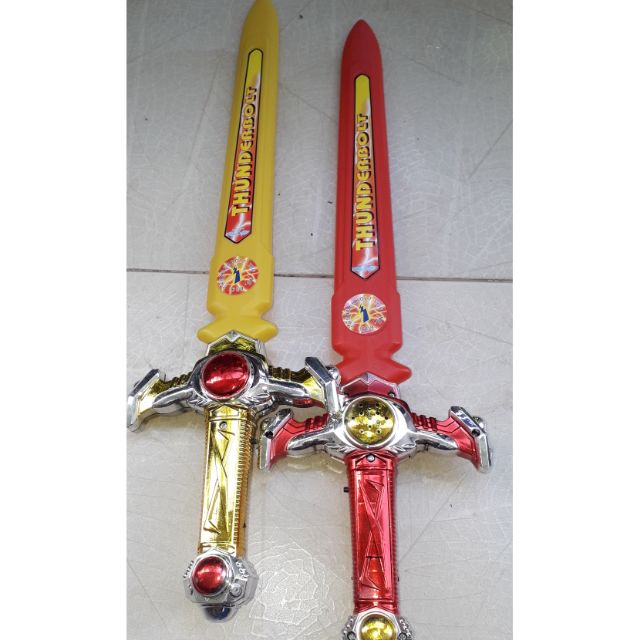 Một cái mô hình bằng nhựa thanh_kiếm dài 46cm có nhạc và đèn led rất đẹp tặng kèm pin