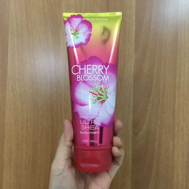 Kem dưỡng ẩm cơ thể Bath &amp; Body Works Cherry Blossom Ultra Shea Body Cream 226g (Mỹ)