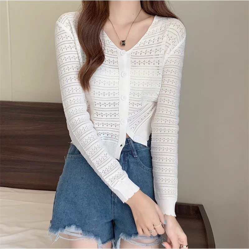 Áo khoác len mỏng cổ tim phối họa tiết mẫu mới.