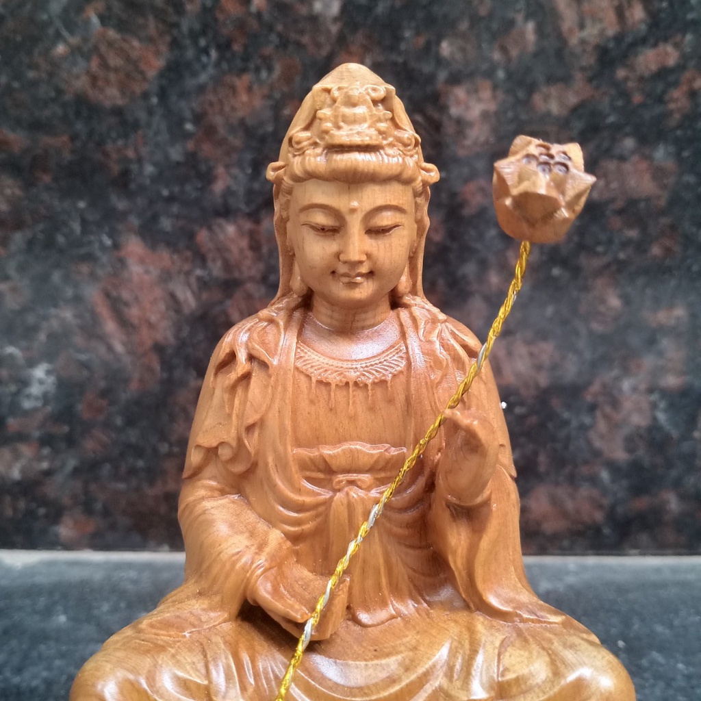 Tượng phật đại thế chí bồ tát bằng gỗ thơm. Cao 15 cm đường kính 9 cm