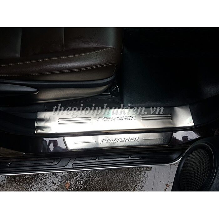 Bộ Ốp bậc, Nẹp bước chân Toyota Fortuner 2017-2021-  INOX