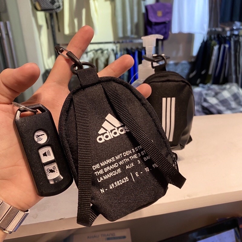 Móc chìa khóa đen Adi.das túi trống thể thao mini Tiny Bag FQ2449