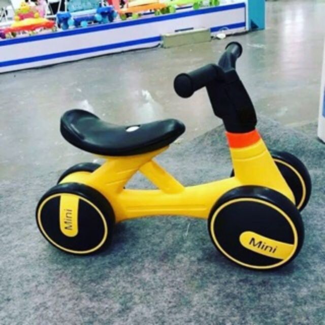 Xe chòi chân, xe thăng bằng cho bé dưới 3 tuổi có đèn, có nhạc