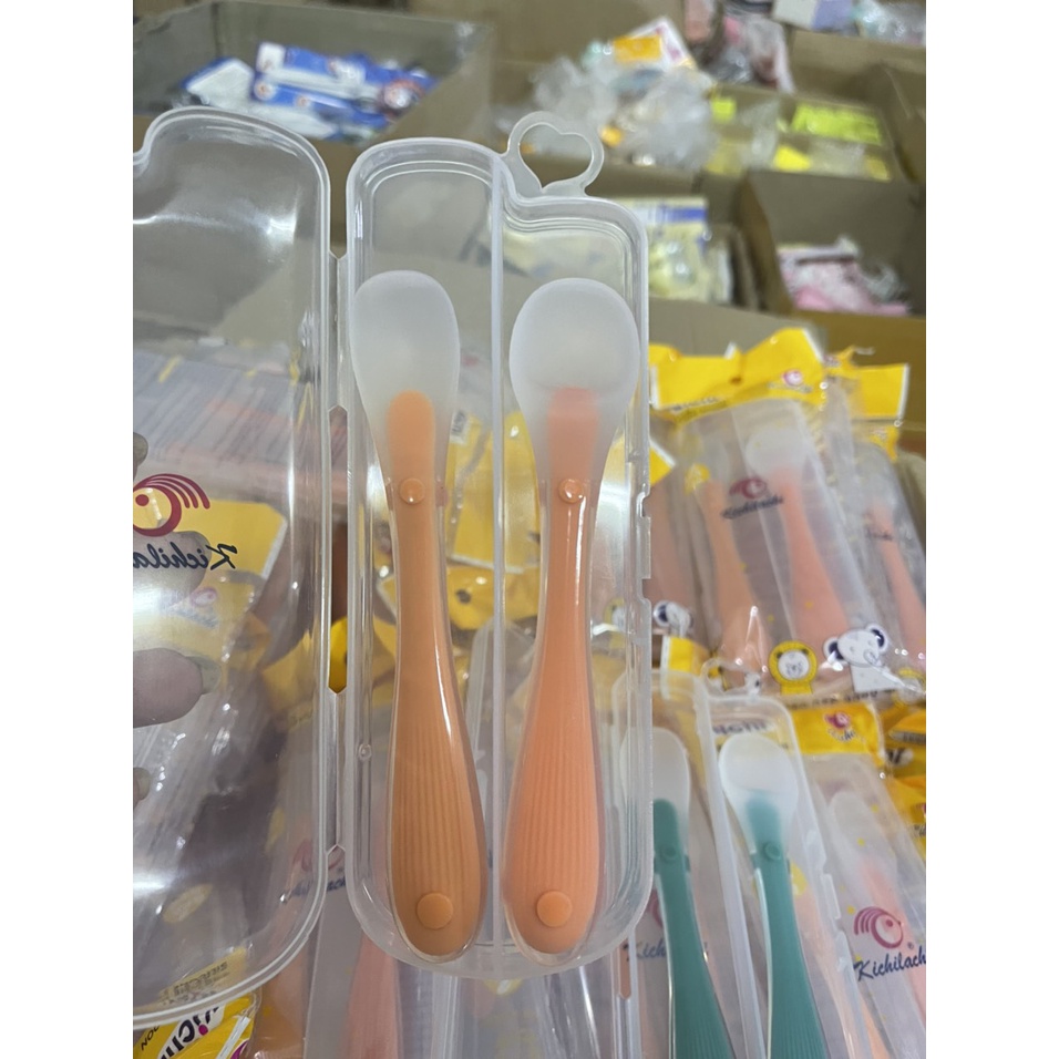 Set 2 thìa silicon Kichilachi siêu mềm bảo vệ nướu kèm hộp cho bé tập ăn dặm
