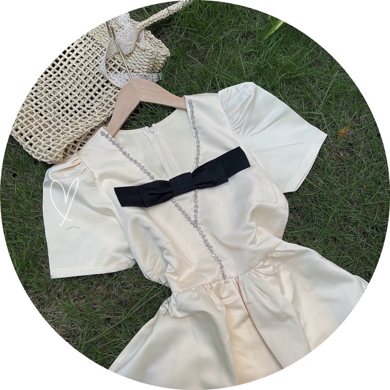 ĐẦM KEM CỔ V ĐÍNH ĐÁ NƠ NGỰC ĐEN