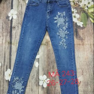 Quần jeans thêu hoa đính đá