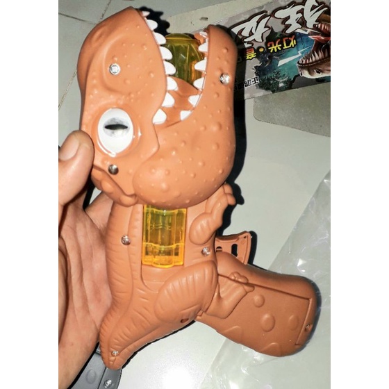 Một cái mô hình khủng long dài 18cm bằng nhựa có nhạc và đèn led rất đẹp tặng kèm pin