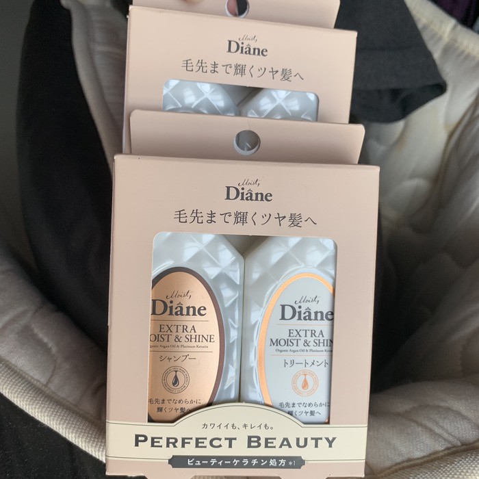 Dầu Xả Phục Hồi Tóc Sáng Bóng Moist Diane Extra Shine 450ml dành cho mái tóc khô, xỉn màu, không mượt.