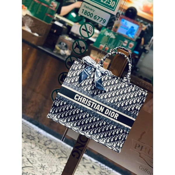 TÚI D.IOR SIZE 40 CÓ KHÓA KÉO