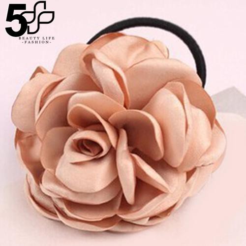 Cột tóc hình bông hoa trà