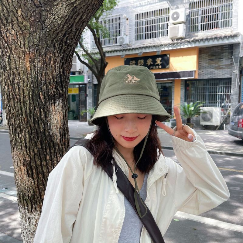 Mũ Tai Bèo Có Dây Thêu Chữ HOLIDAY (CÓ SẴN)