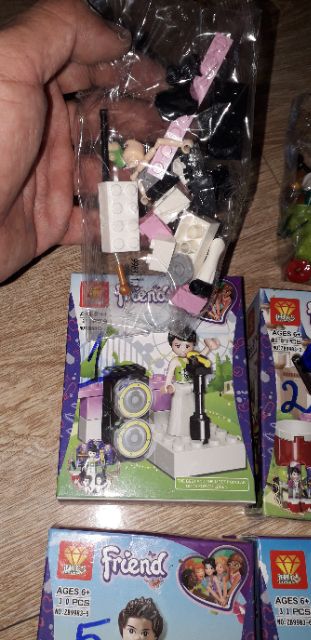 Lắp ráp 1 hộp LegoFriend các nghệ sĩ 9983 trọn bộ