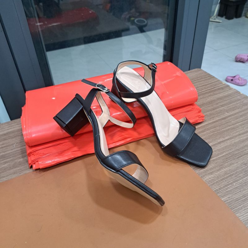 Giày sandal cao gót big size nữ 40 41 42 43 quai ngang thời trang màu đen gót vuông mũi vuông cao 5 phân