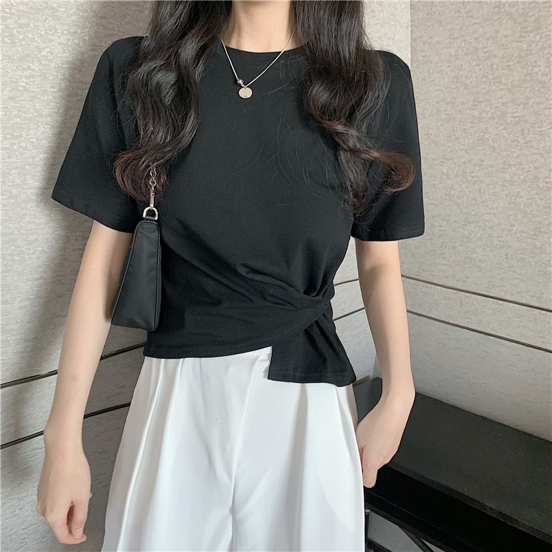 Áo phông cách điệu chất cotton cực mát mặc kết hợp với chân váy cực đẹp phù hợp đi chơi đi làm