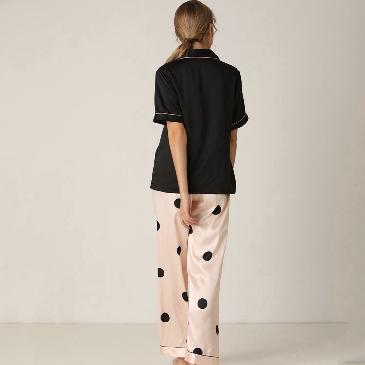 Bộ đồ ngủ gồm áo ngắn tay và quần dài họa tiết chấm bi đơn giản cho nữ