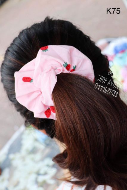 Cột tóc vải Scrunchies in hình trái dâu