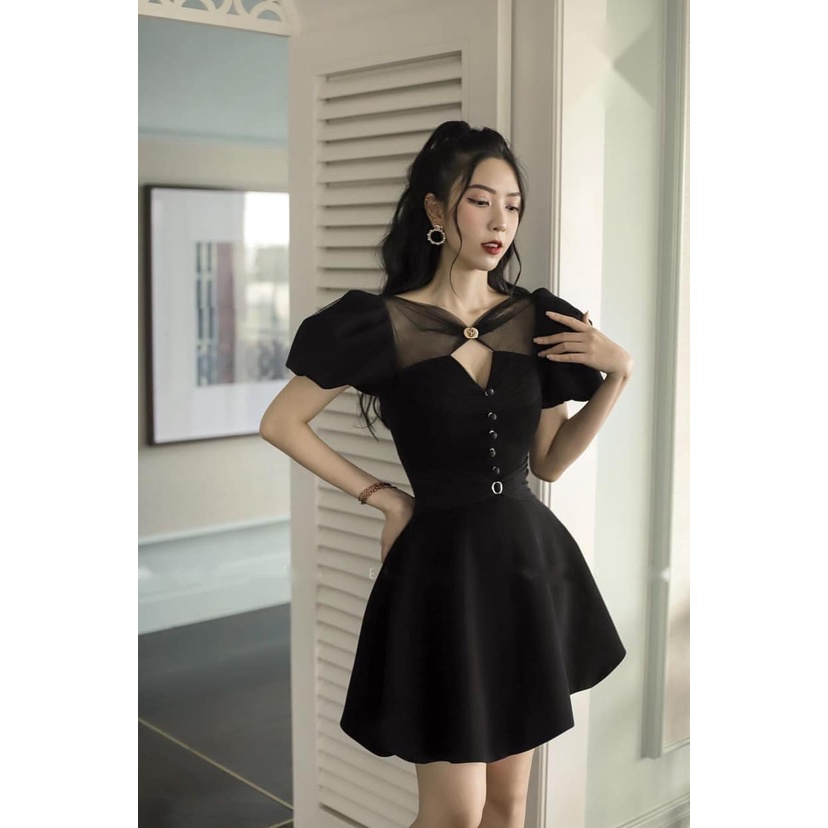Váy đen cổ lưới