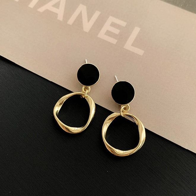 Khuyên tai tròn thiết kế đơn giản cá tính