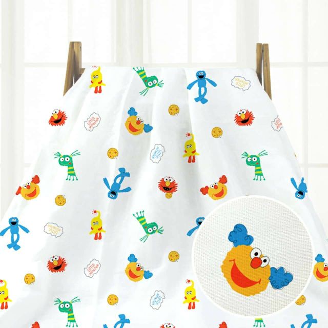 Khăn tam giác viền xinh, 2 nấc cúc bấm nhựa