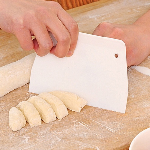 Miếng vét cắt bột làm bánh nhựa PP tiện dụng (màu trắng/ hồng)