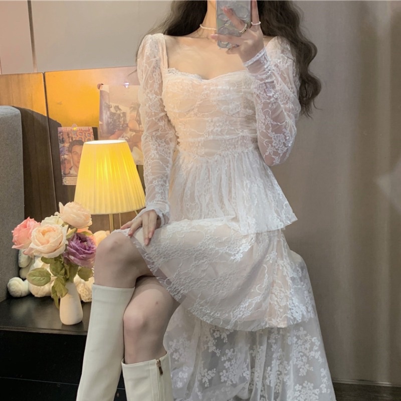 Váy trắng ren dài tay cổ vuông dáng xoè xếp tầng