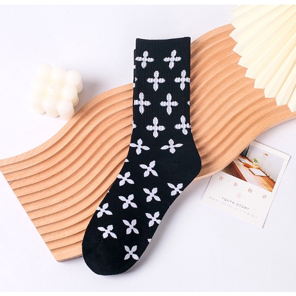 Vớ Tất cao cổ Nam Nữ phong cách thể thao, trẻ trung, cá tính.