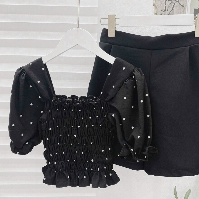 Set áo chấm bi nhún quần đen