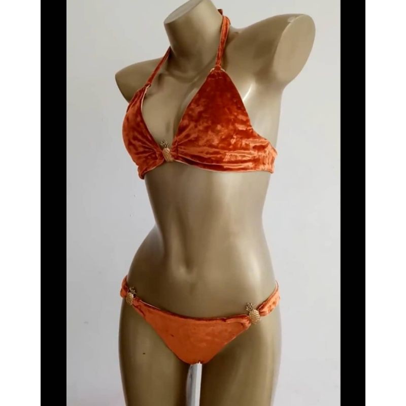 Bikini hai mảnh lọt khe