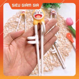 ĐŨA TẬP ĂN ĐÔREMON CHO BÉ