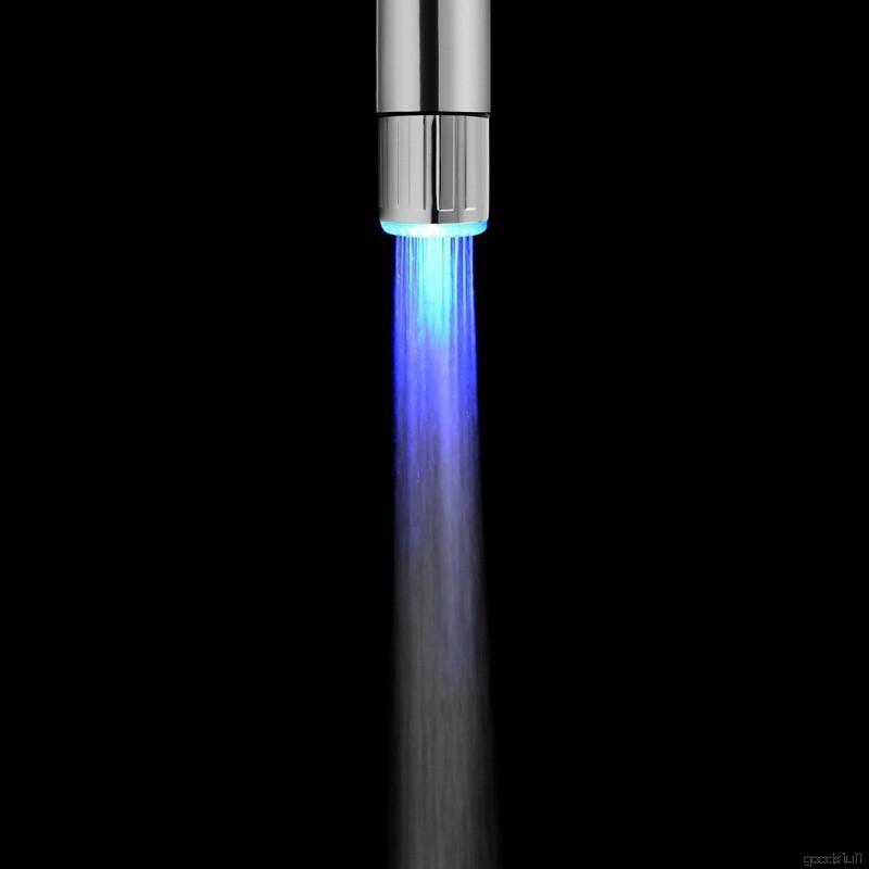 Đầu vòi nước với đèn LED thay đổi màu sắc ánh sáng độc đáo