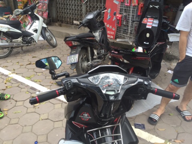 1 gương gù trái crg lắp chân gương đen